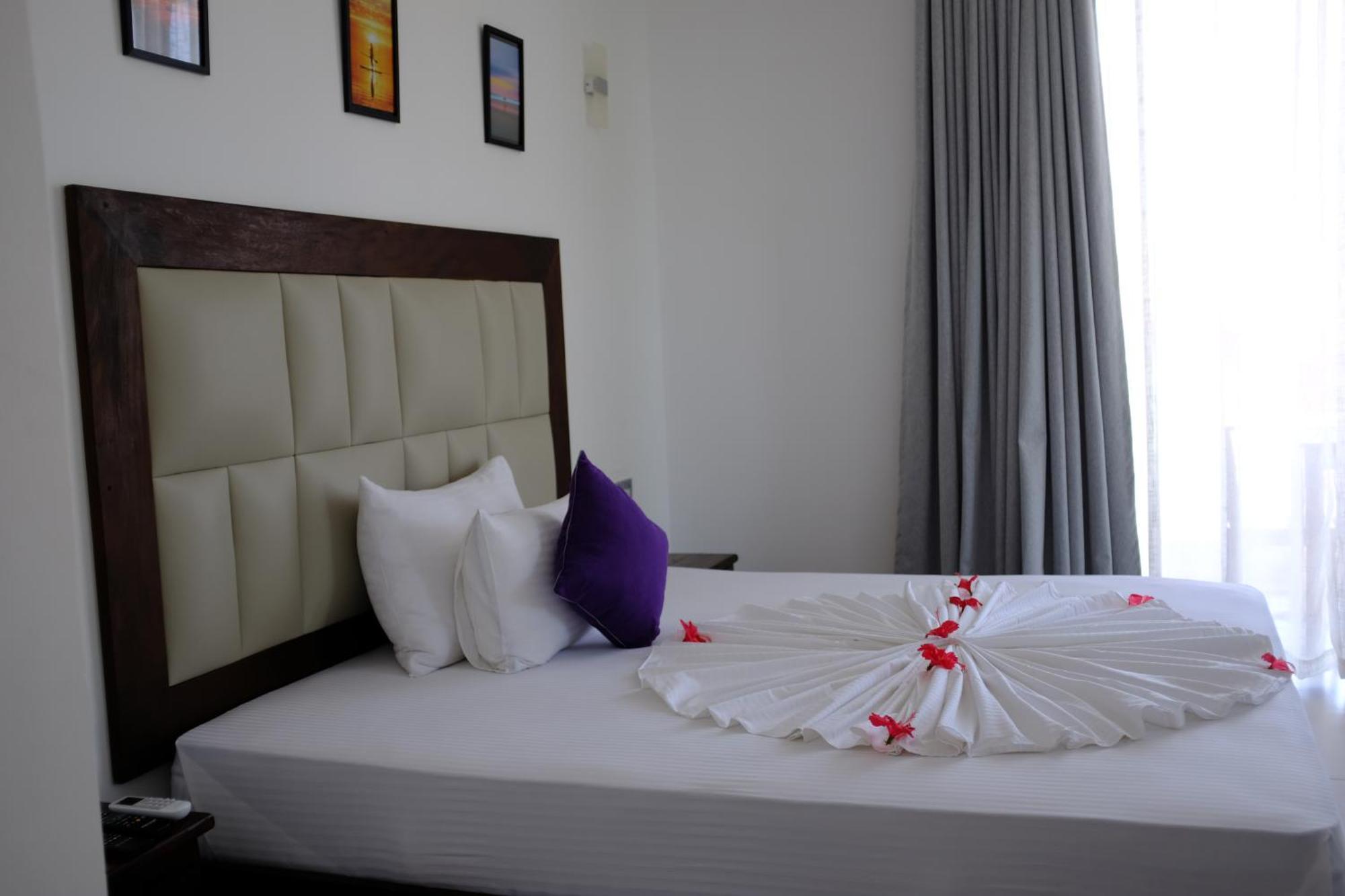 Mzion Hotel Weligama Bagian luar foto