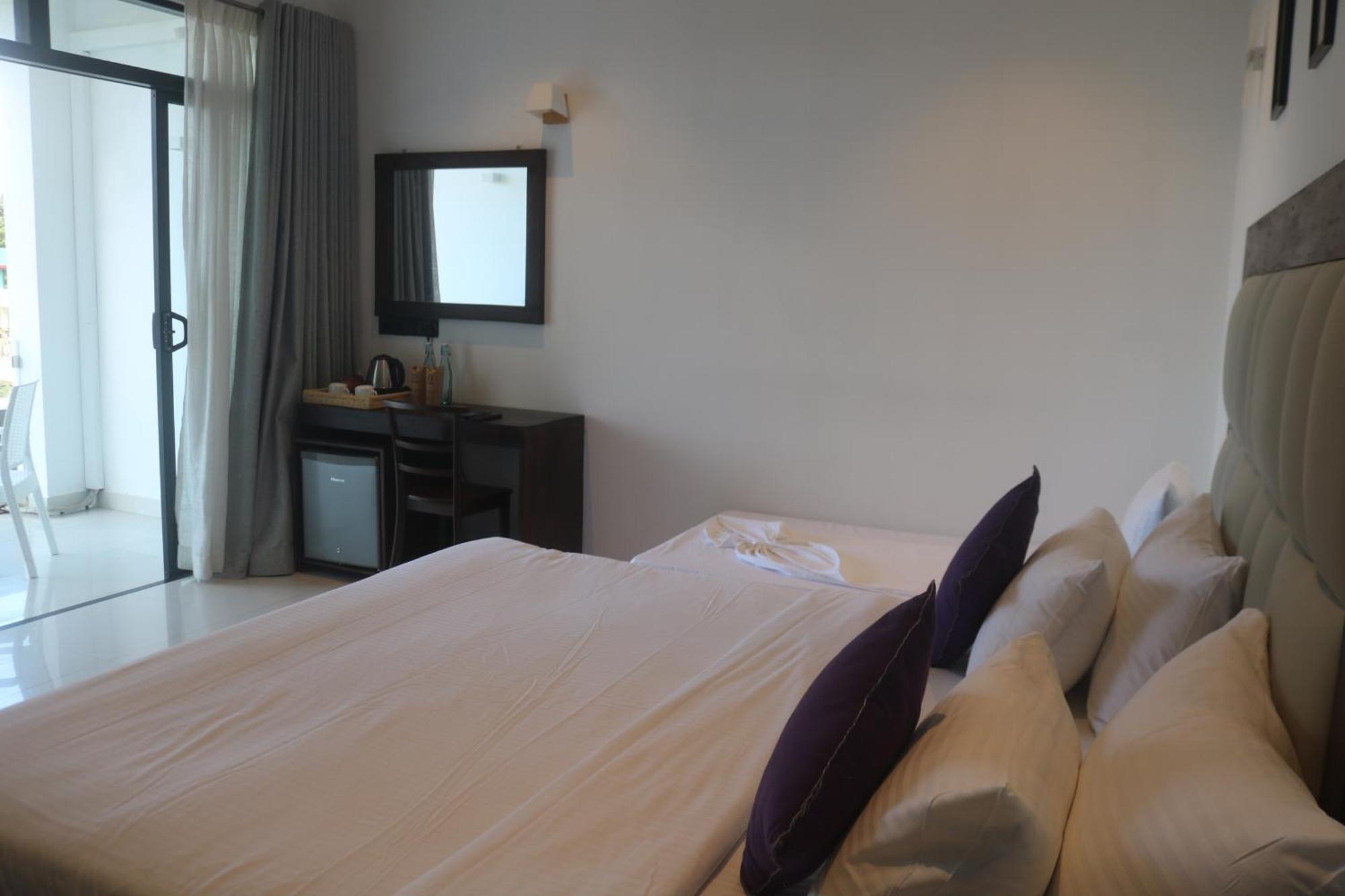 Mzion Hotel Weligama Bagian luar foto
